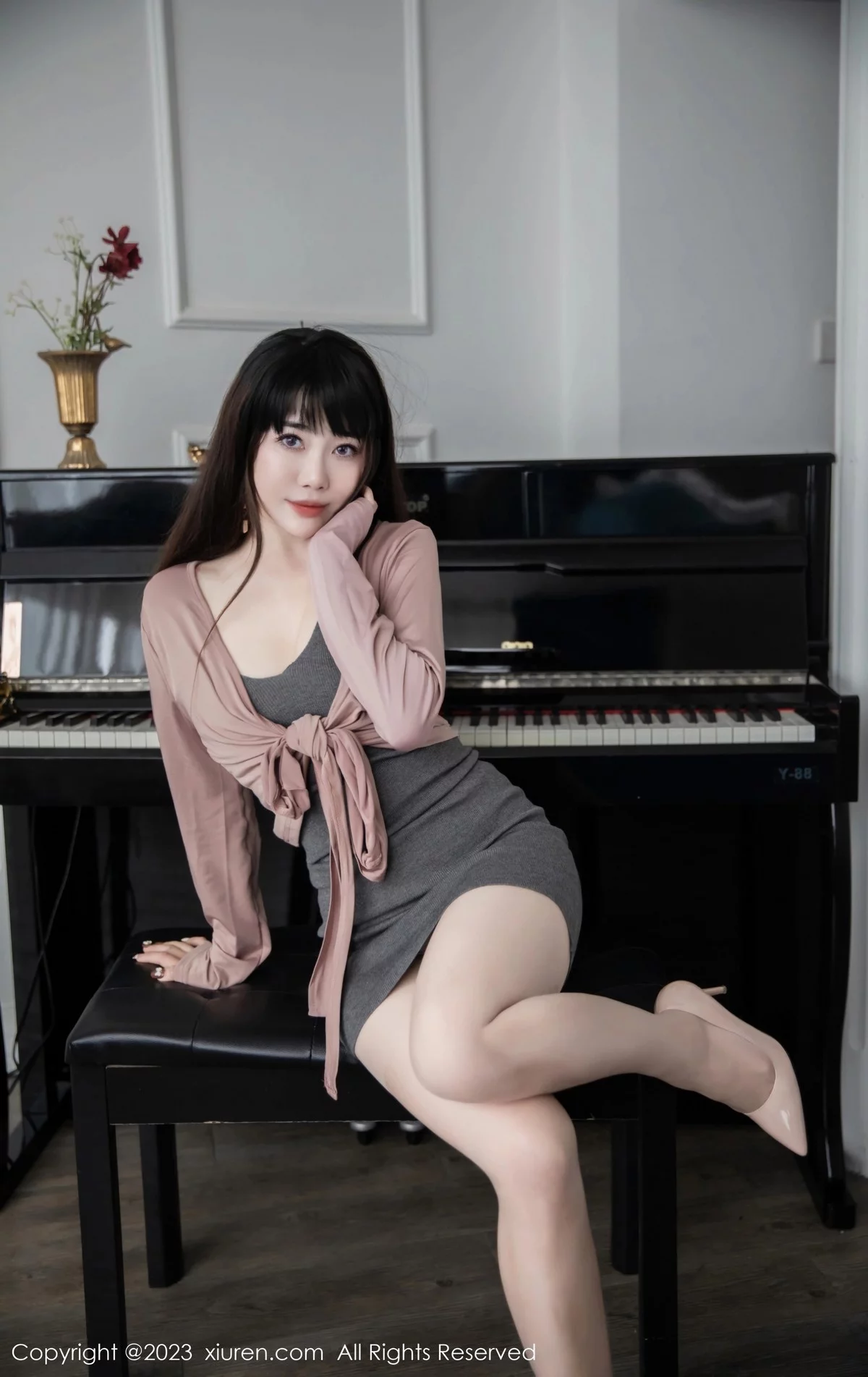 XiuRen第6532期_模特严利娅Yuliya钢琴师角色灰色连身短裙秀曼妙身姿诱惑写真72P