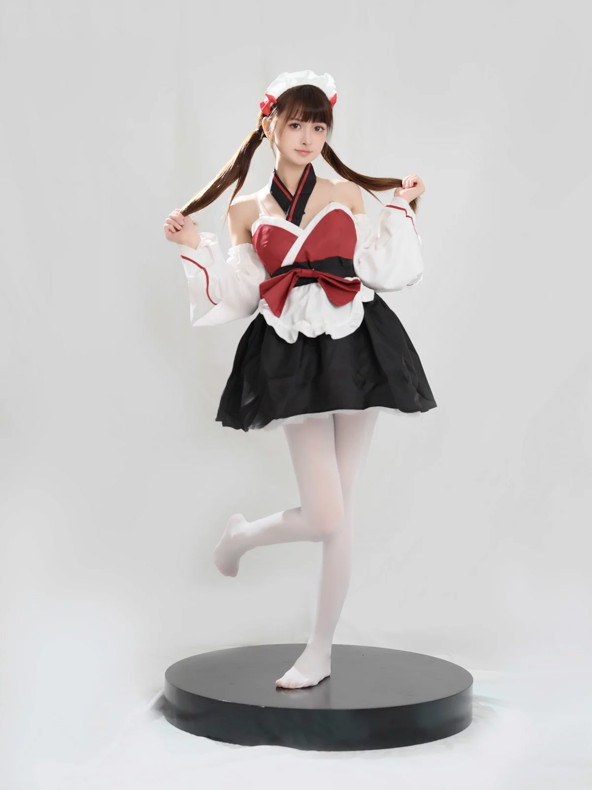 Coser美女河豚抚子红衣小女仆主题椅子上性感女仆装配白丝裤袜秀美腿诱惑写真25P