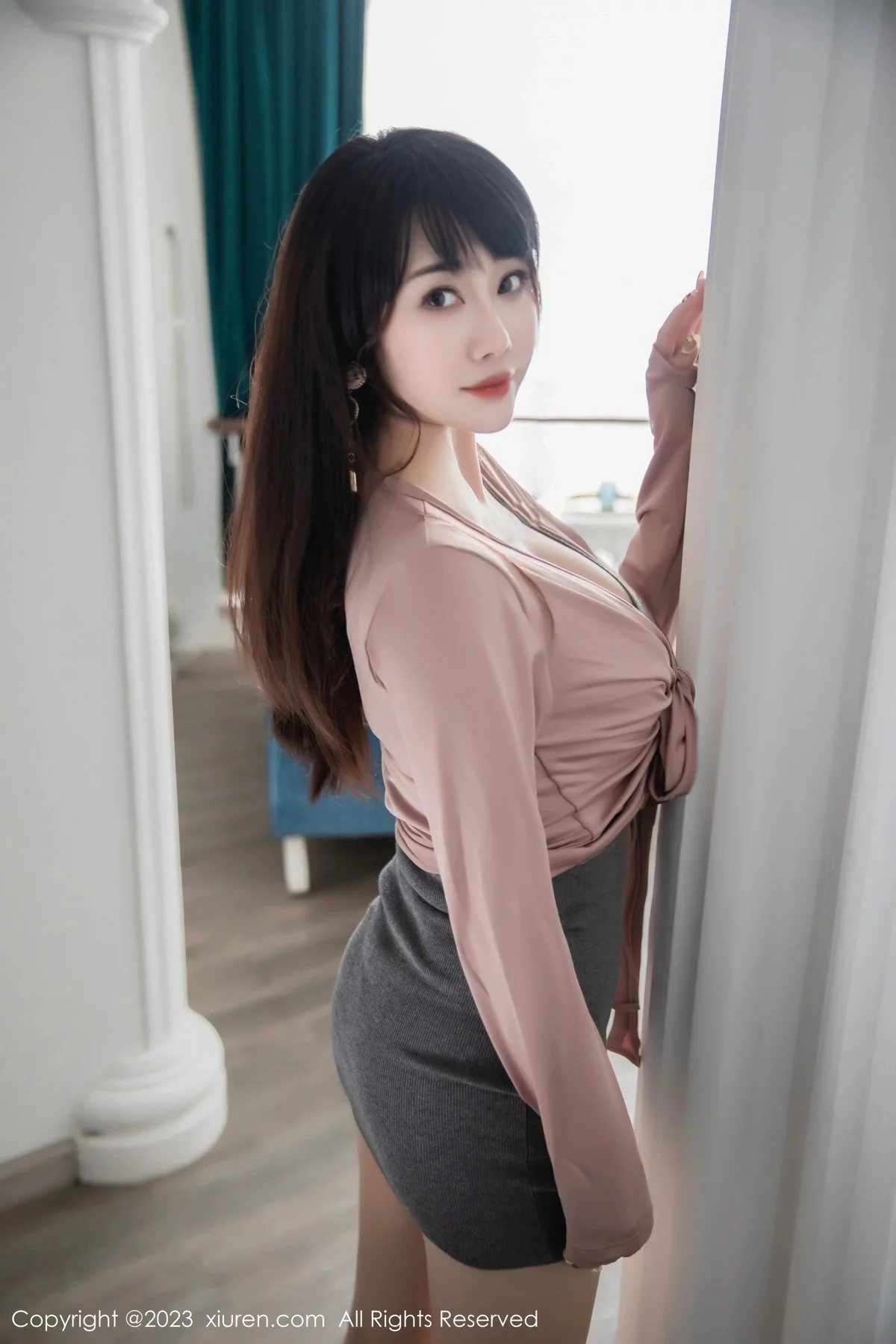 XiuRen第6532期_模特严利娅Yuliya钢琴师角色灰色连身短裙秀曼妙身姿诱惑写真72P