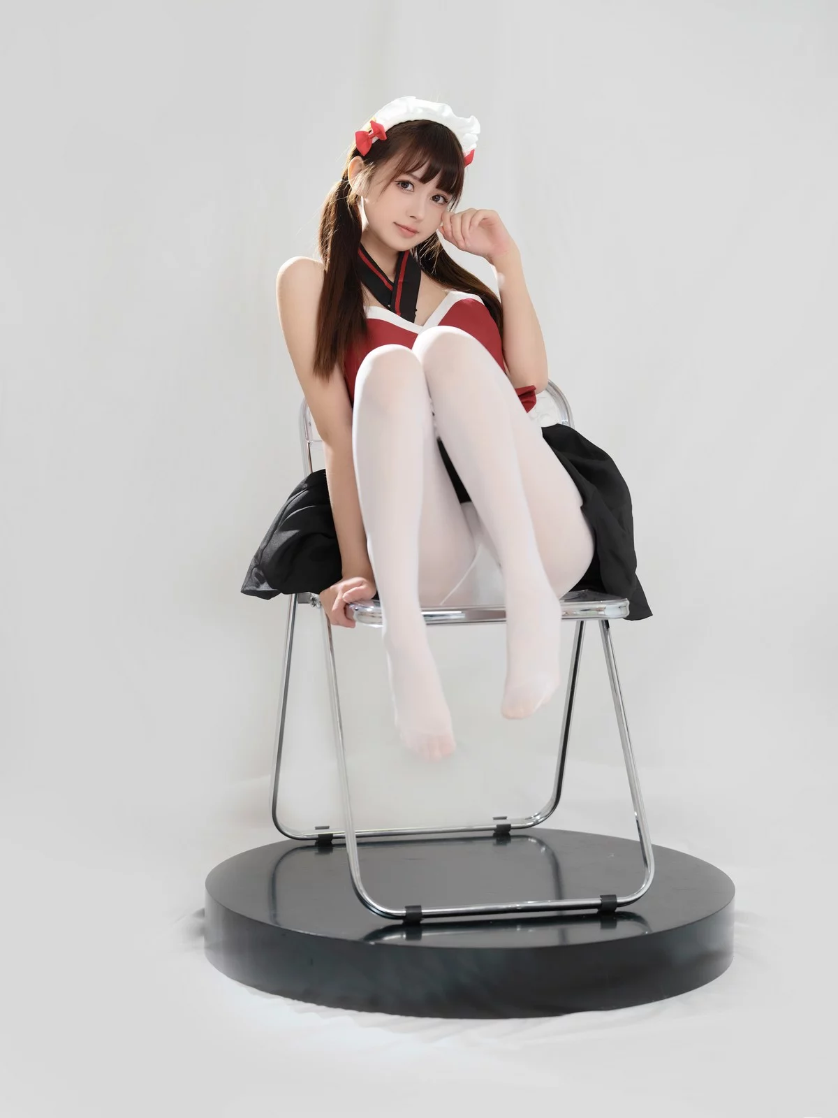 Coser美女河豚抚子红衣小女仆主题椅子上性感女仆装配白丝裤袜秀美腿诱惑写真25P