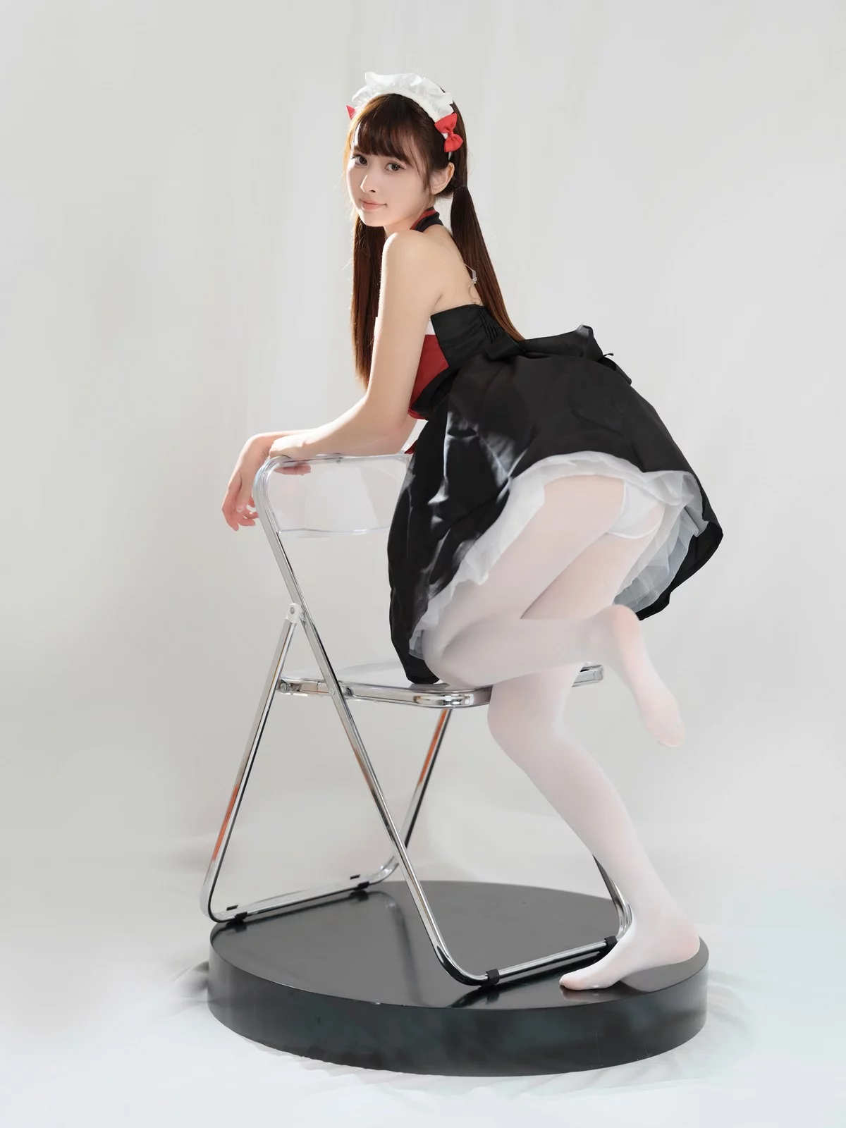 Coser美女河豚抚子红衣小女仆主题椅子上性感女仆装配白丝裤袜秀美腿诱惑写真25P