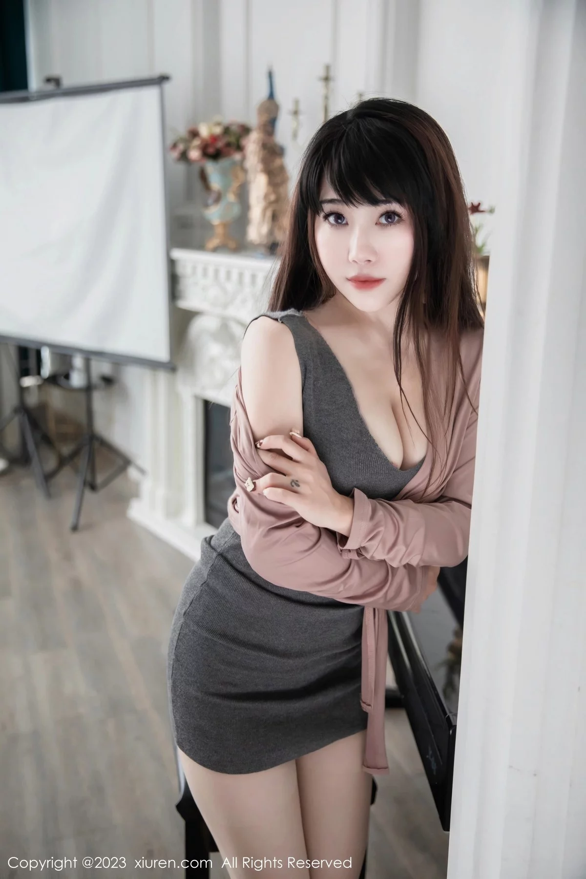 XiuRen第6532期_模特严利娅Yuliya钢琴师角色灰色连身短裙秀曼妙身姿诱惑写真72P