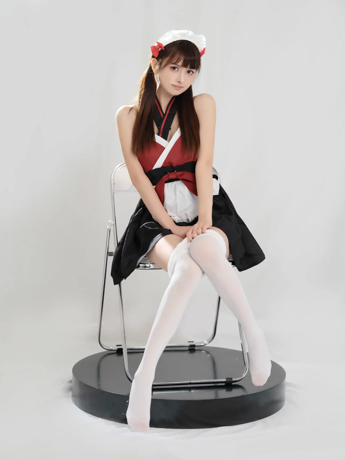 Coser美女河豚抚子红衣小女仆主题椅子上性感女仆装配白丝裤袜秀美腿诱惑写真25P
