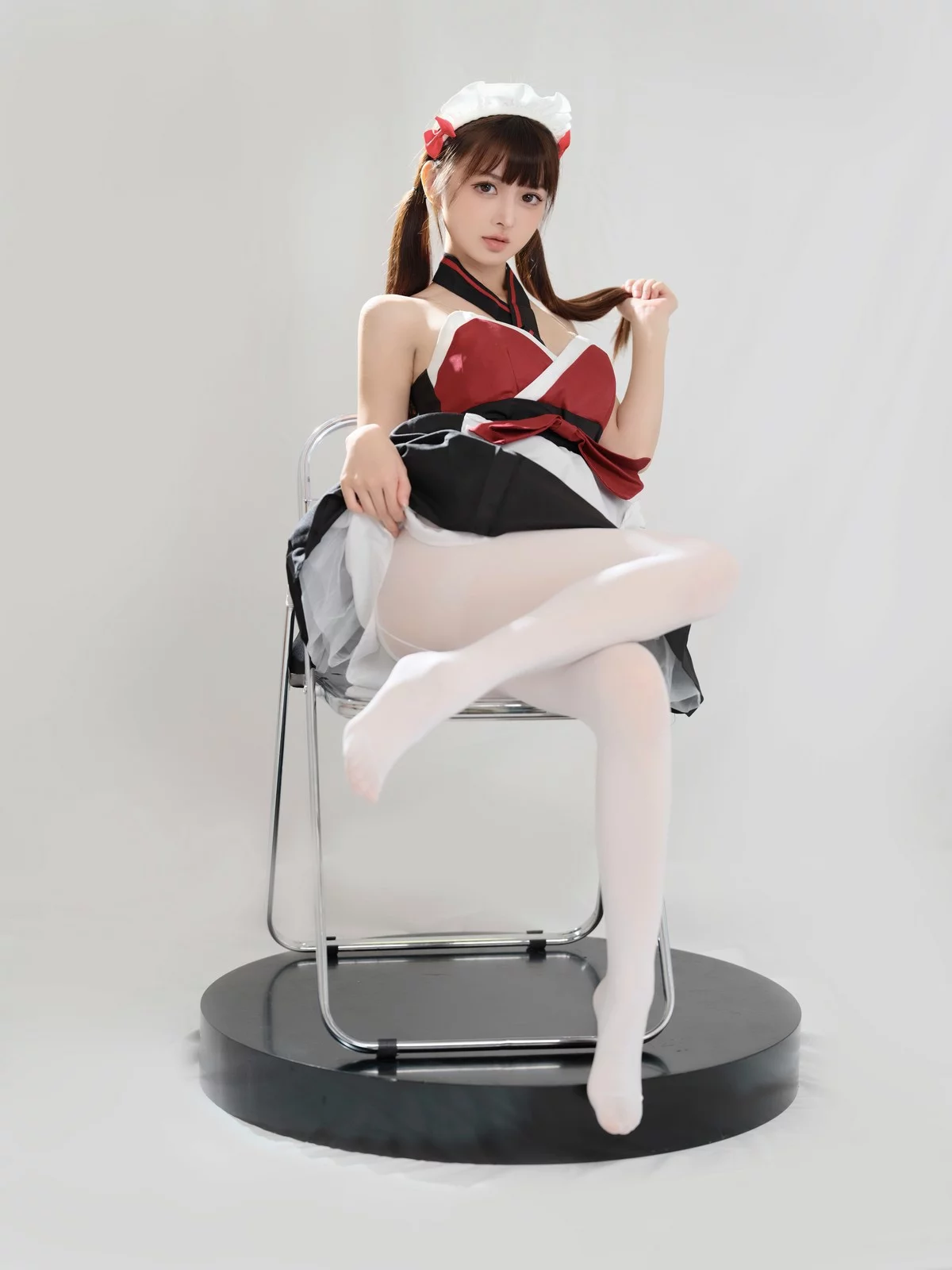 Coser美女河豚抚子红衣小女仆主题椅子上性感女仆装配白丝裤袜秀美腿诱惑写真25P