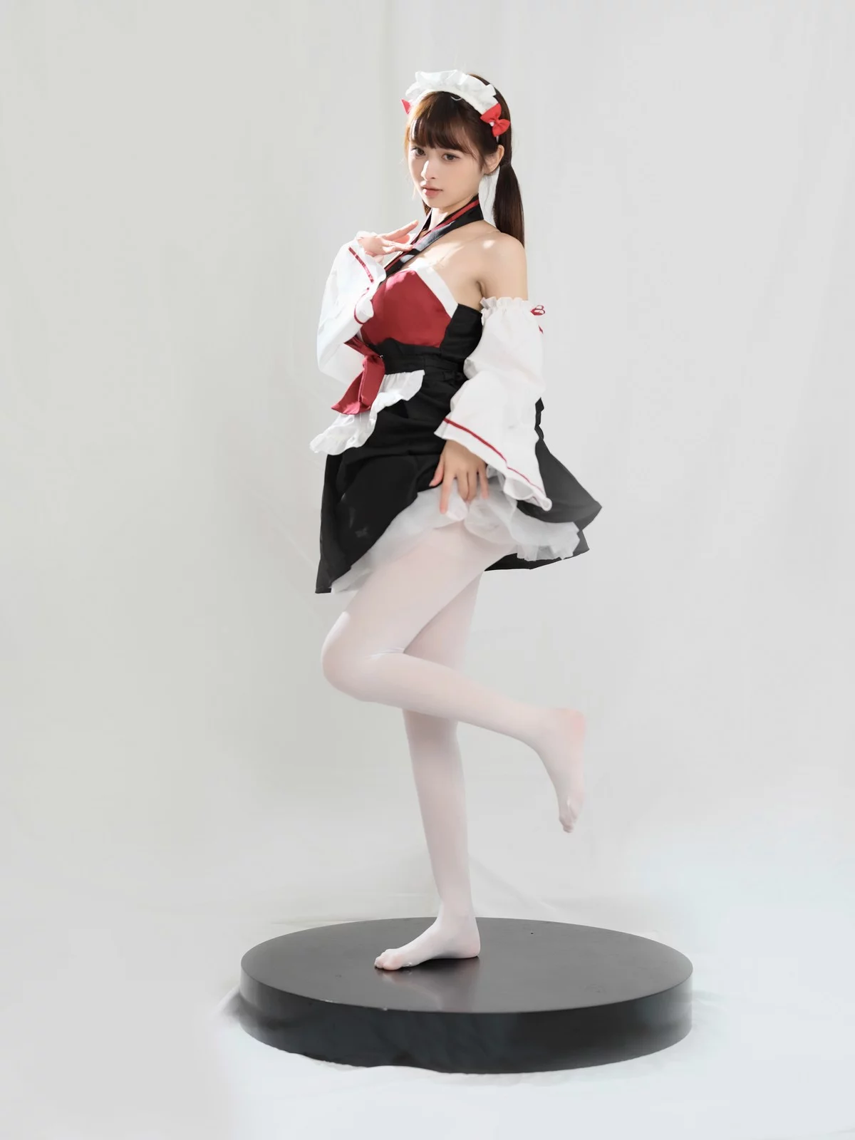 Coser美女河豚抚子红衣小女仆主题椅子上性感女仆装配白丝裤袜秀美腿诱惑写真25P