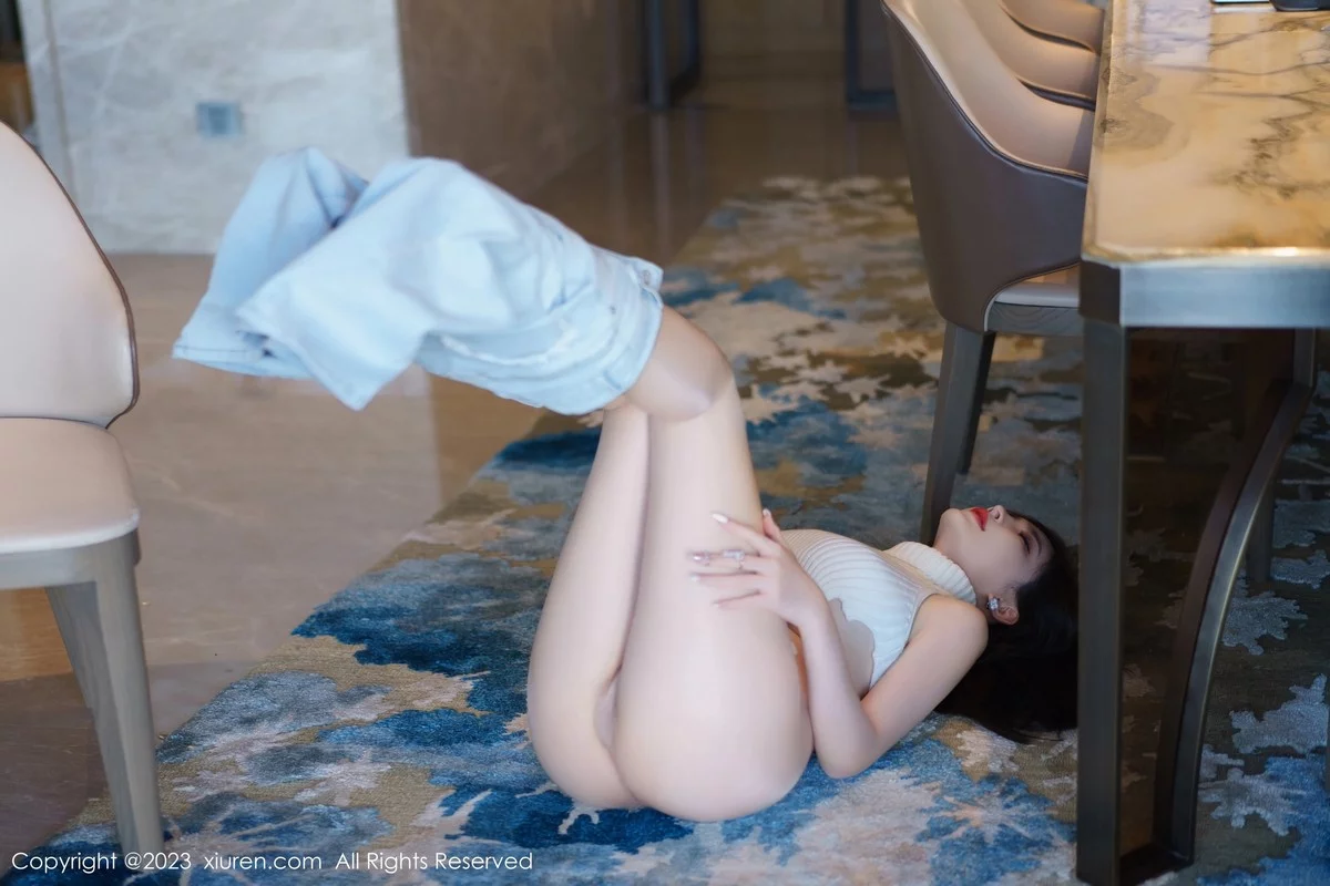 XiuRen第6534期_女神Carol周妍希白色超短衣配牛仔裤露傲人豪乳极致诱惑写真71P