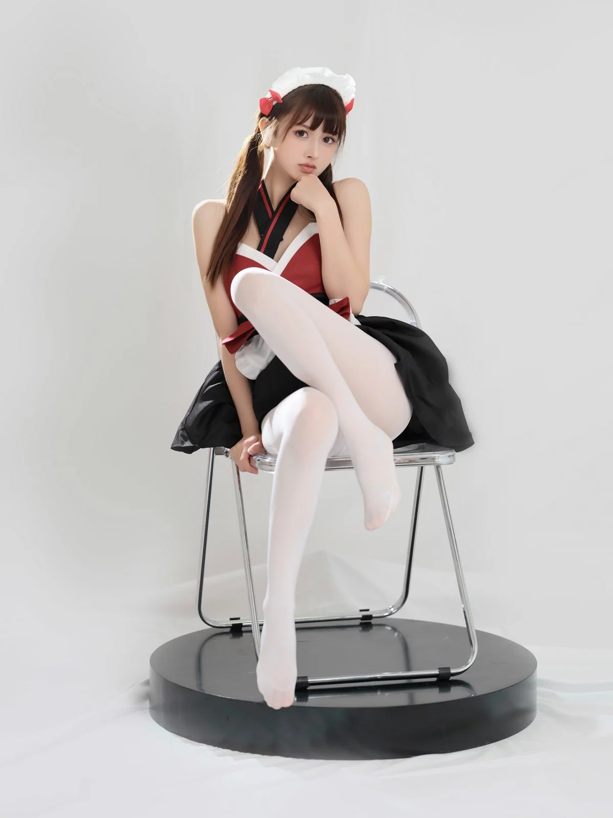Coser美女河豚抚子红衣小女仆主题椅子上性感女仆装配白丝裤袜秀美腿诱惑写真25P