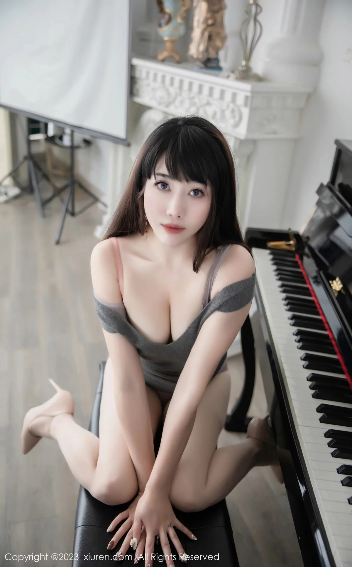 XiuRen第6532期_模特严利娅Yuliya钢琴师角色灰色连身短裙秀曼妙身姿诱惑写真72P