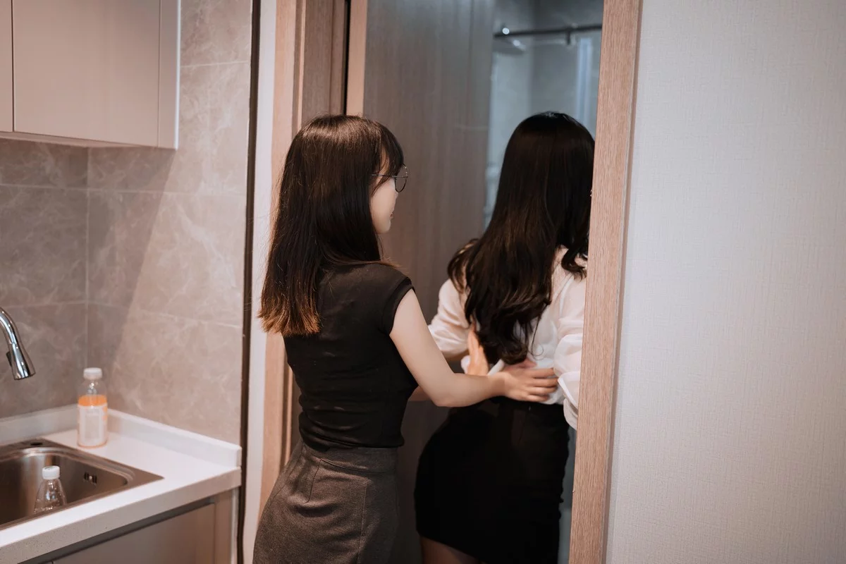 网络美女rioko凉凉子黑丝ol制服双人主题私房床上性感姐妹花黑色蕾丝内衣诱惑写真102P