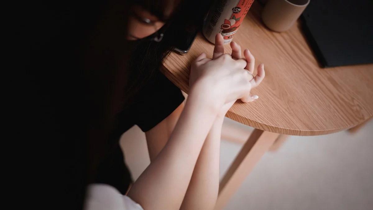 网络美女rioko凉凉子黑丝ol制服双人主题私房床上性感姐妹花黑色蕾丝内衣诱惑写真102P