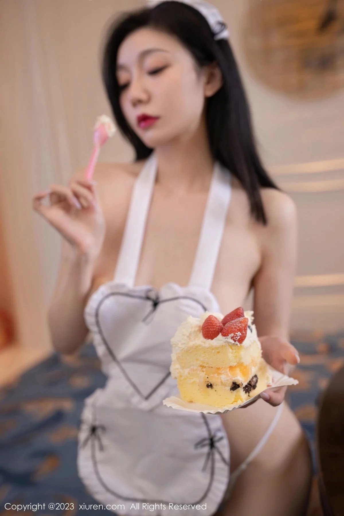 XiuRen第6556期_模特安然anran性感白色女仆服饰配白丝袜秀曼妙身姿诱惑写真82P