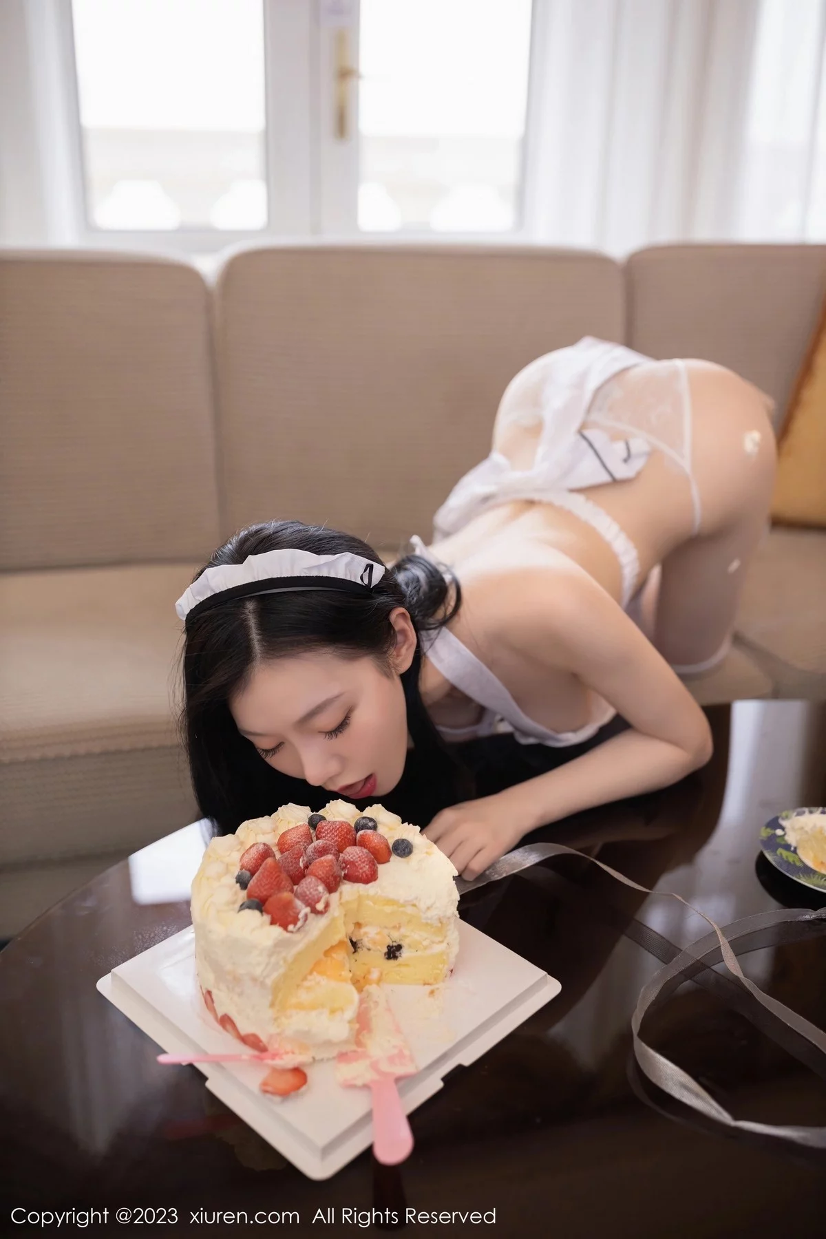 XiuRen第6556期_模特安然anran性感白色女仆服饰配白丝袜秀曼妙身姿诱惑写真82P