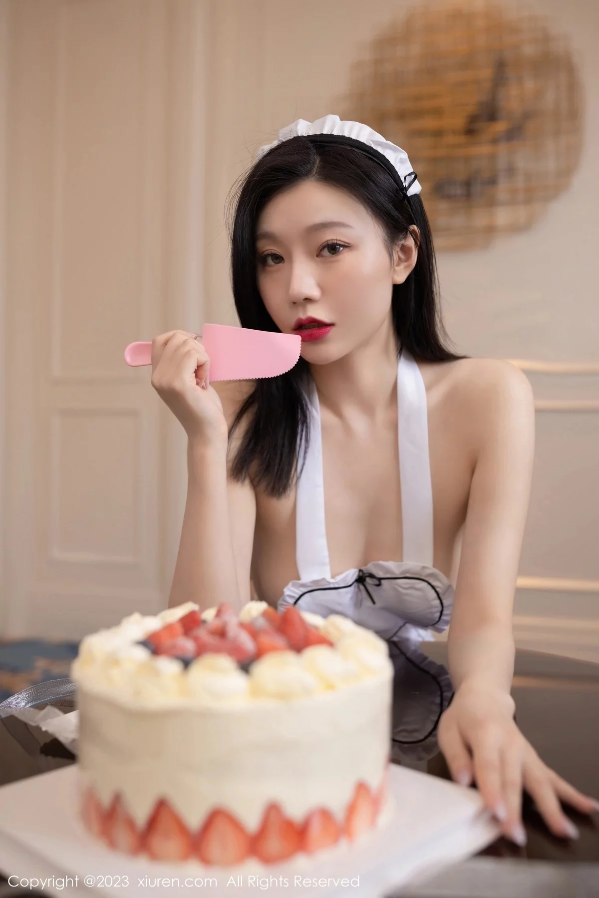 XiuRen第6556期_模特安然anran性感白色女仆服饰配白丝袜秀曼妙身姿诱惑写真82P