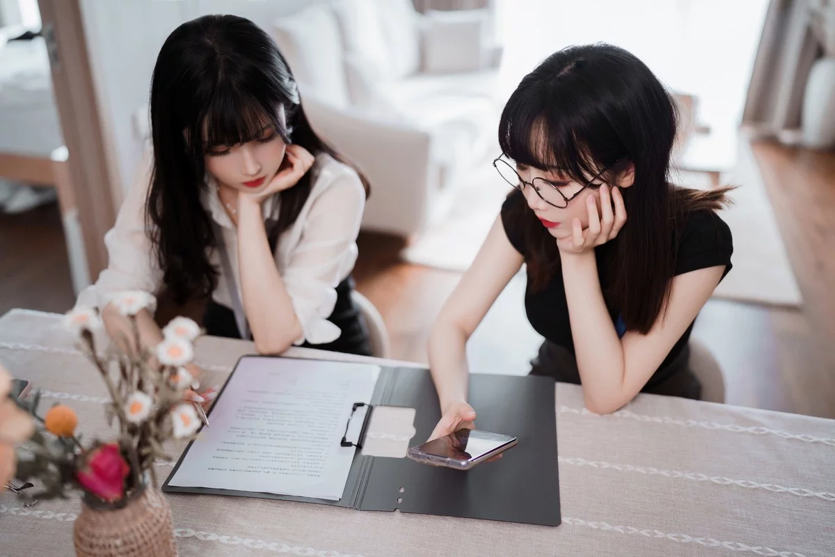网络美女rioko凉凉子黑丝ol制服双人主题私房床上性感姐妹花黑色蕾丝内衣诱惑写真102P