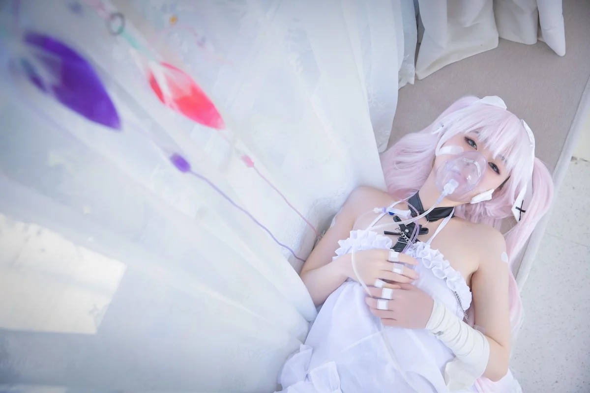 动漫博主G44不会受伤初音酱主题性感白色薄纱吊带露情趣内衣秀翘臀美腿诱惑写真31P