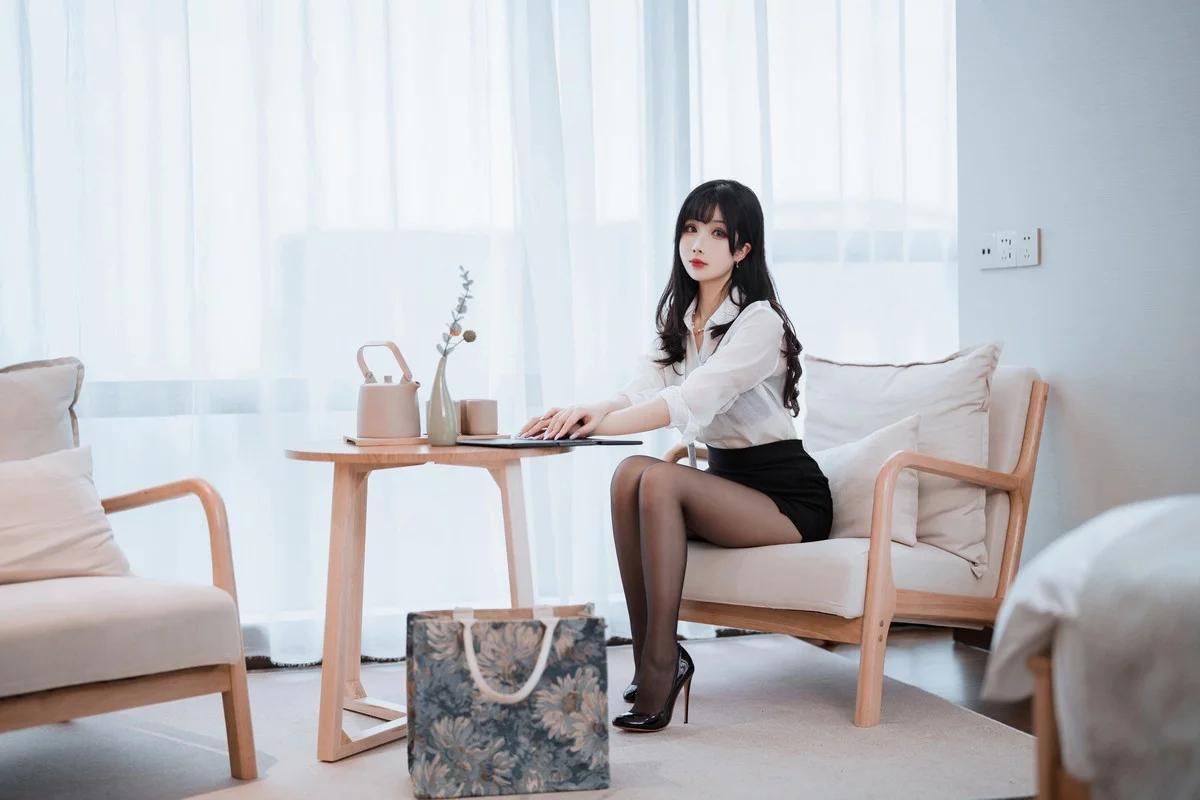 网络美女rioko凉凉子黑丝ol制服双人主题私房床上性感姐妹花黑色蕾丝内衣诱惑写真102P