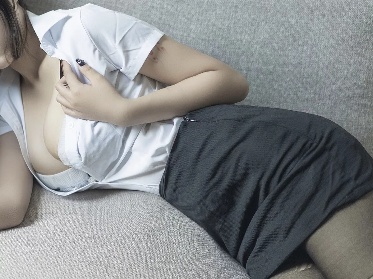 美少女博主阿汐汐W制服主题私房性感白T配黑色短裙露开档黑丝秀翘臀诱惑写真39P