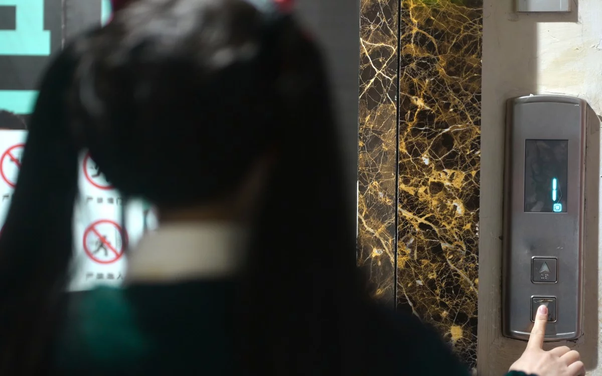 网络美女鹿八岁少女的悸动主题脱性感学生制服露蕾丝内衣秀惹火身材诱惑写真116P