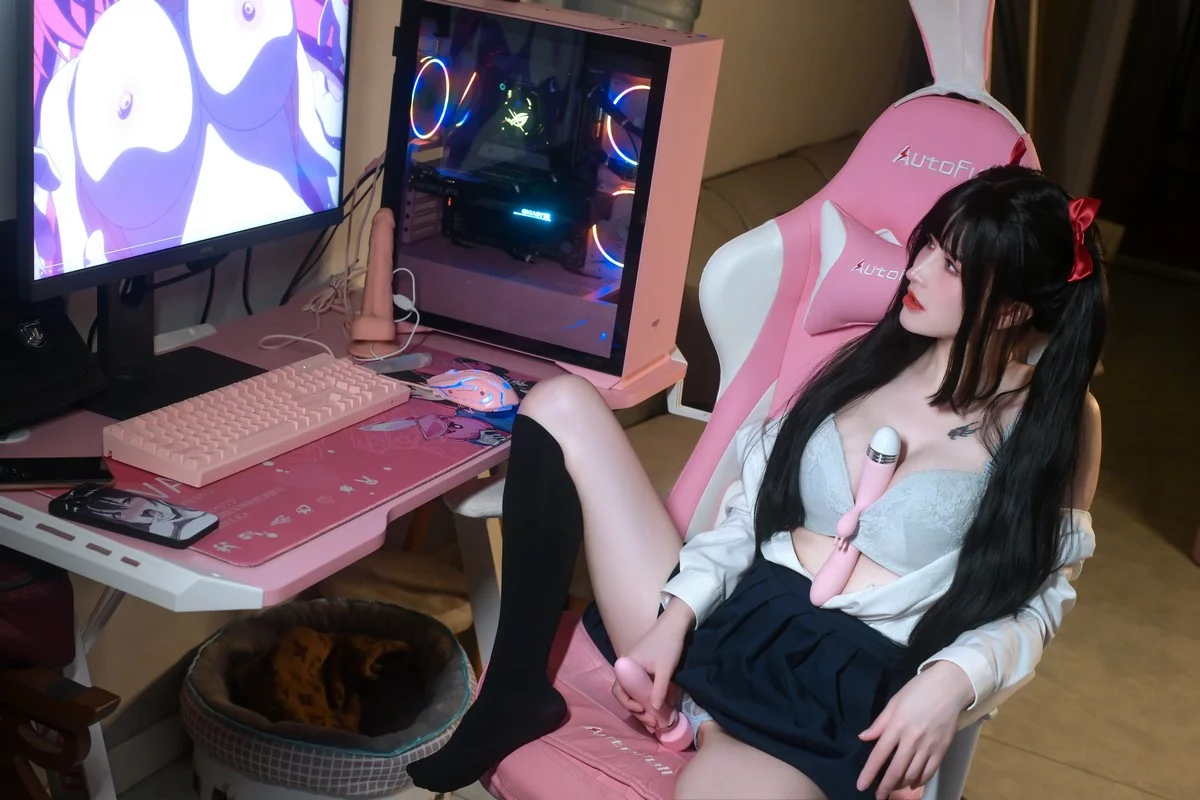 网络美女鹿八岁少女的悸动主题脱性感学生制服露蕾丝内衣秀惹火身材诱惑写真116P