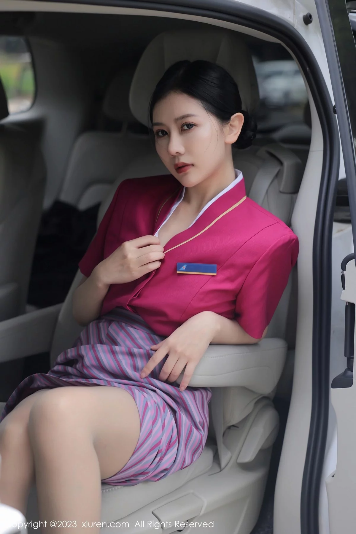 XiuRen第6561期_模特尹甜甜脱性感空姐制服露黑色蕾丝内衣配超薄肉丝诱惑写真57P