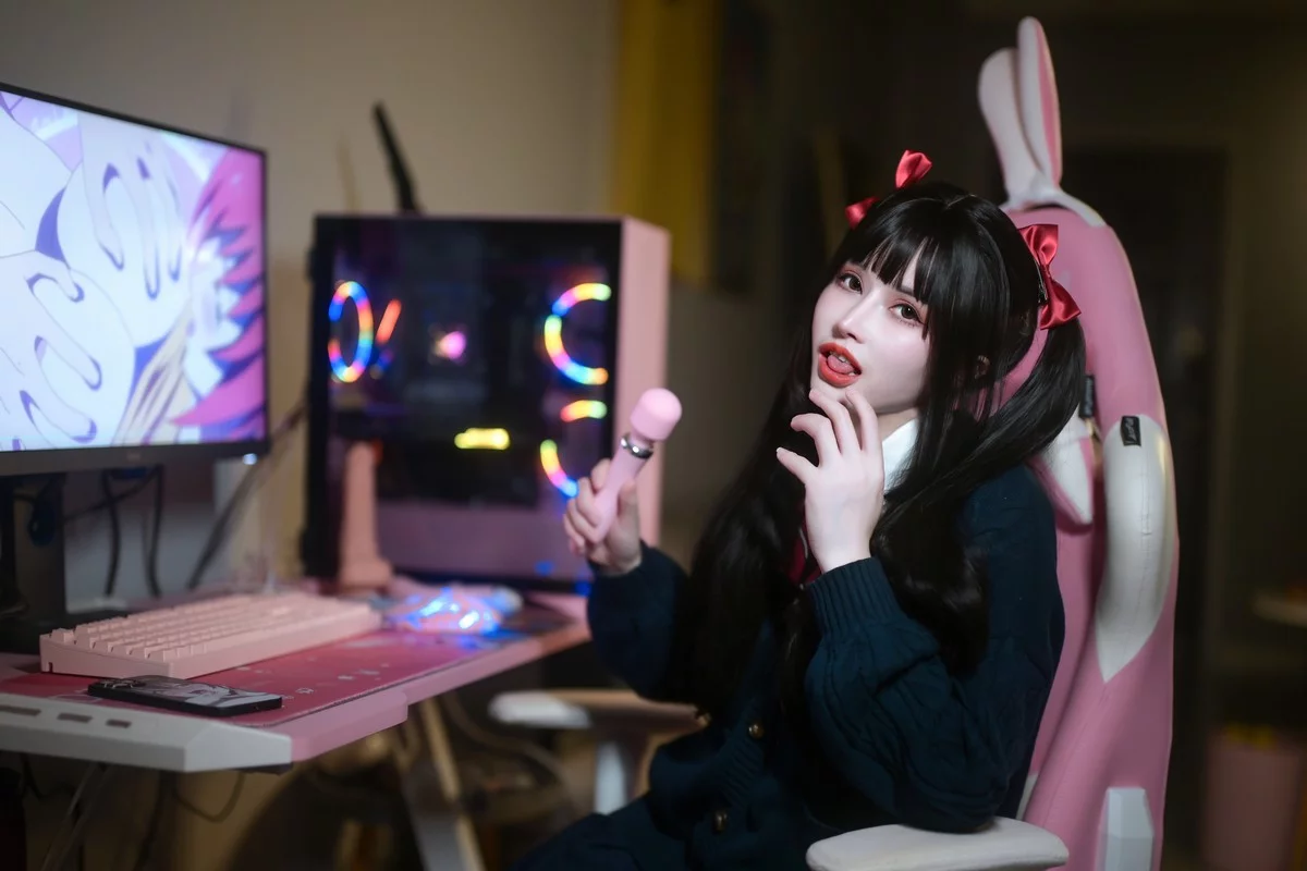网络美女鹿八岁少女的悸动主题脱性感学生制服露蕾丝内衣秀惹火身材诱惑写真116P