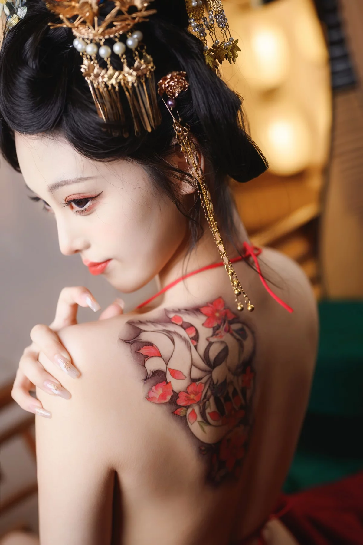 萌系小姐姐蜜汁猫裘唐宫夜宴主题脱红色薄纱露性感布兜秀豪乳遮点诱惑写真61P