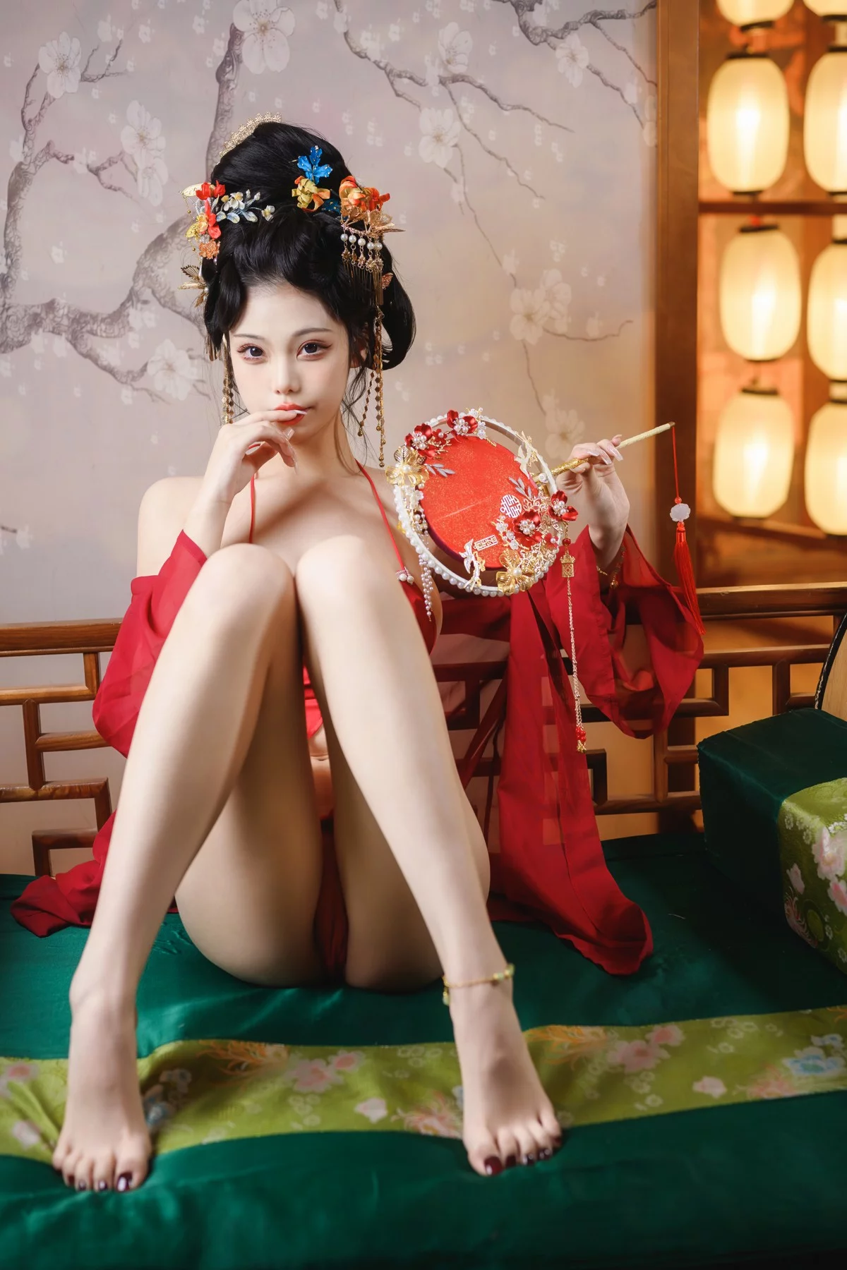 萌系小姐姐蜜汁猫裘唐宫夜宴主题脱红色薄纱露性感布兜秀豪乳遮点诱惑写真61P
