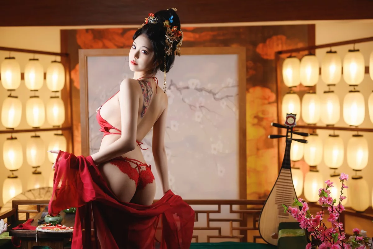 萌系小姐姐蜜汁猫裘唐宫夜宴主题脱红色薄纱露性感布兜秀豪乳遮点诱惑写真61P