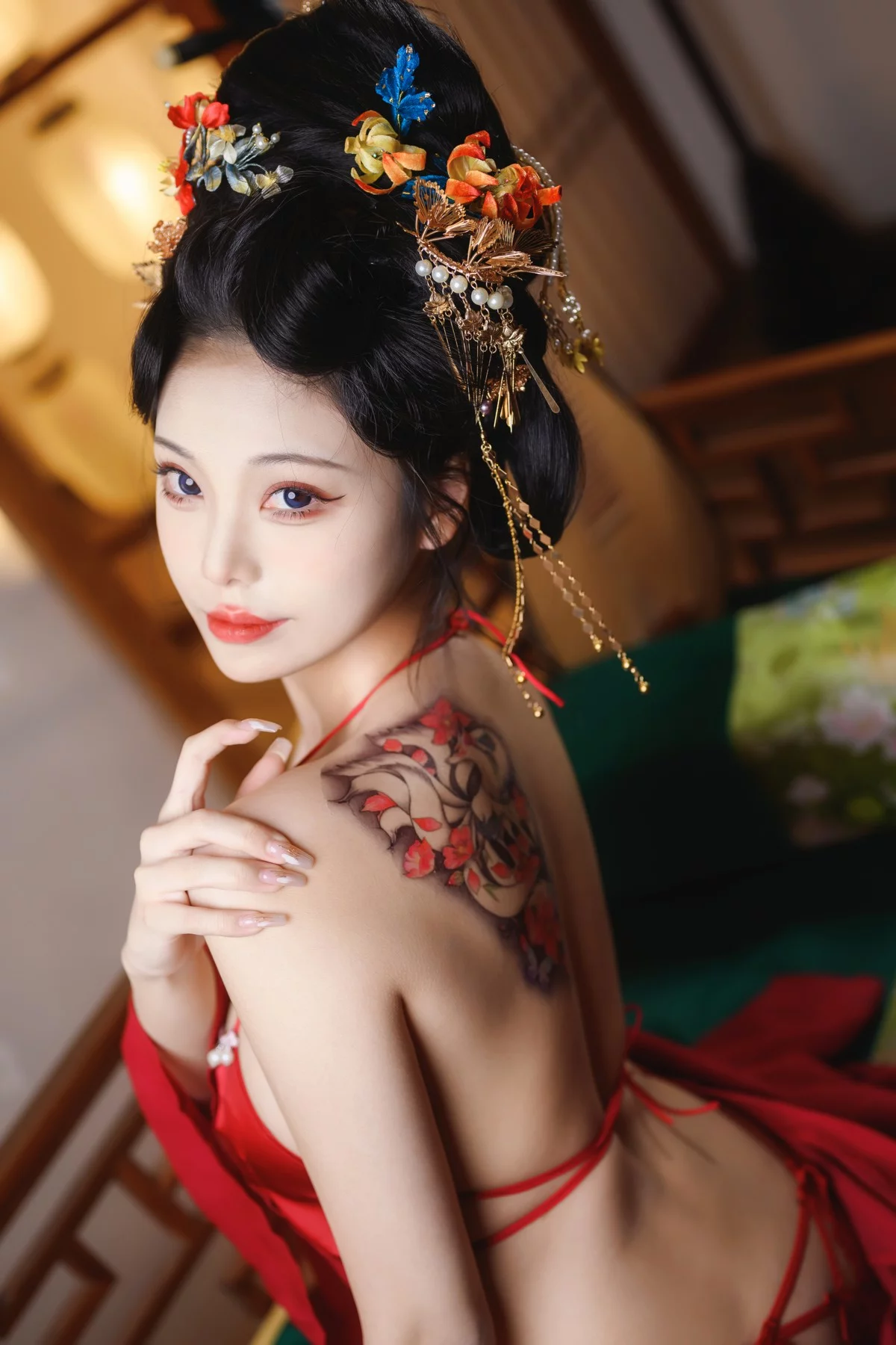 萌系小姐姐蜜汁猫裘唐宫夜宴主题脱红色薄纱露性感布兜秀豪乳遮点诱惑写真61P
