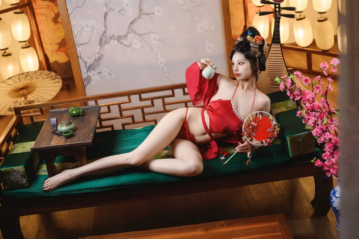 萌系小姐姐蜜汁猫裘唐宫夜宴主题脱红色薄纱露性感布兜秀豪乳遮点诱惑写真61P