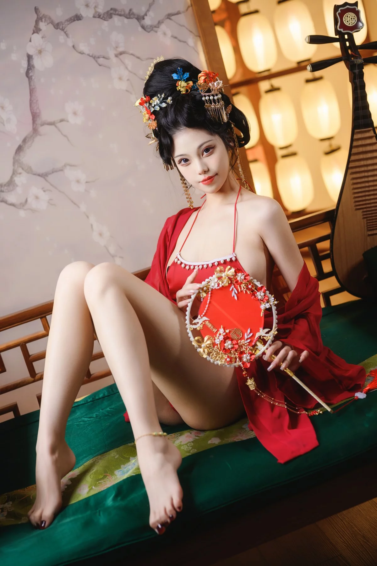 萌系小姐姐蜜汁猫裘唐宫夜宴主题脱红色薄纱露性感布兜秀豪乳遮点诱惑写真61P