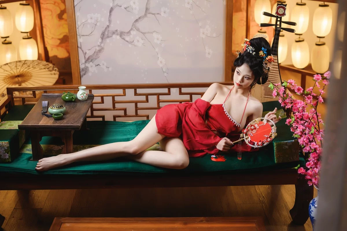 萌系小姐姐蜜汁猫裘唐宫夜宴主题脱红色薄纱露性感布兜秀豪乳遮点诱惑写真61P