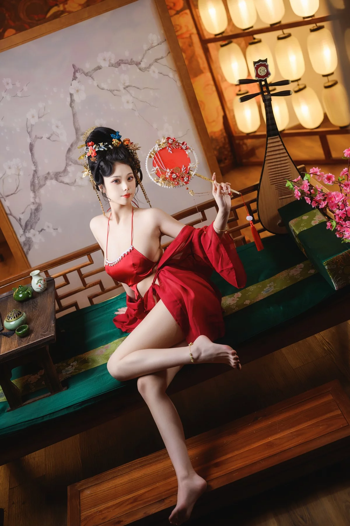 萌系小姐姐蜜汁猫裘唐宫夜宴主题脱红色薄纱露性感布兜秀豪乳遮点诱惑写真61P