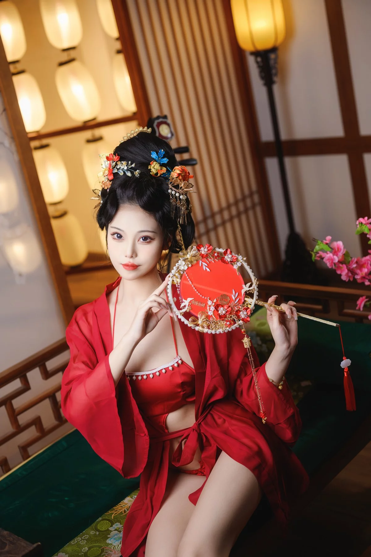 萌系小姐姐蜜汁猫裘唐宫夜宴主题脱红色薄纱露性感布兜秀豪乳遮点诱惑写真61P