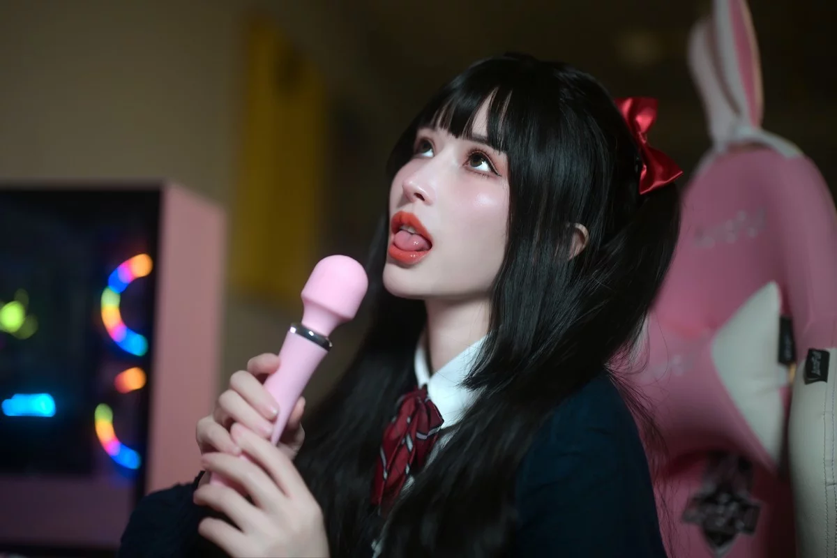 网络美女鹿八岁少女的悸动主题脱性感学生制服露蕾丝内衣秀惹火身材诱惑写真116P