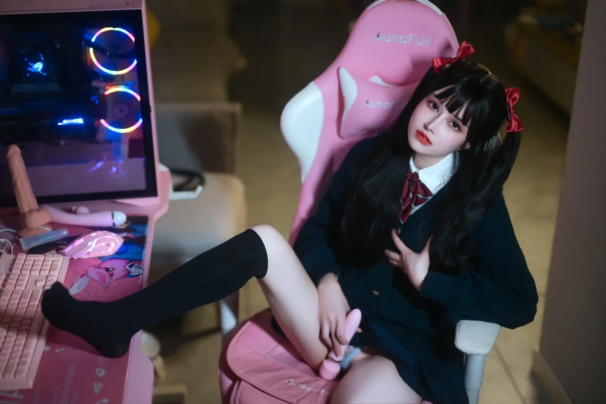 网络美女鹿八岁少女的悸动主题脱性感学生制服露蕾丝内衣秀惹火身材诱惑写真116P