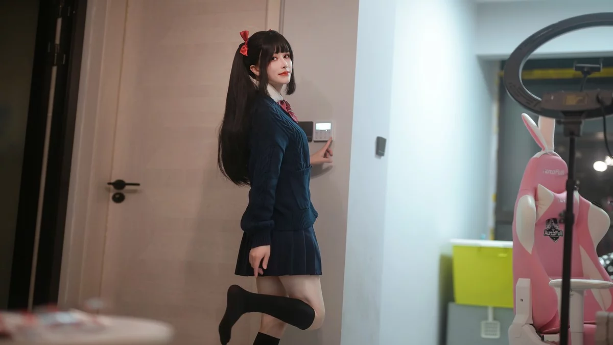 网络美女鹿八岁少女的悸动主题脱性感学生制服露蕾丝内衣秀惹火身材诱惑写真116P