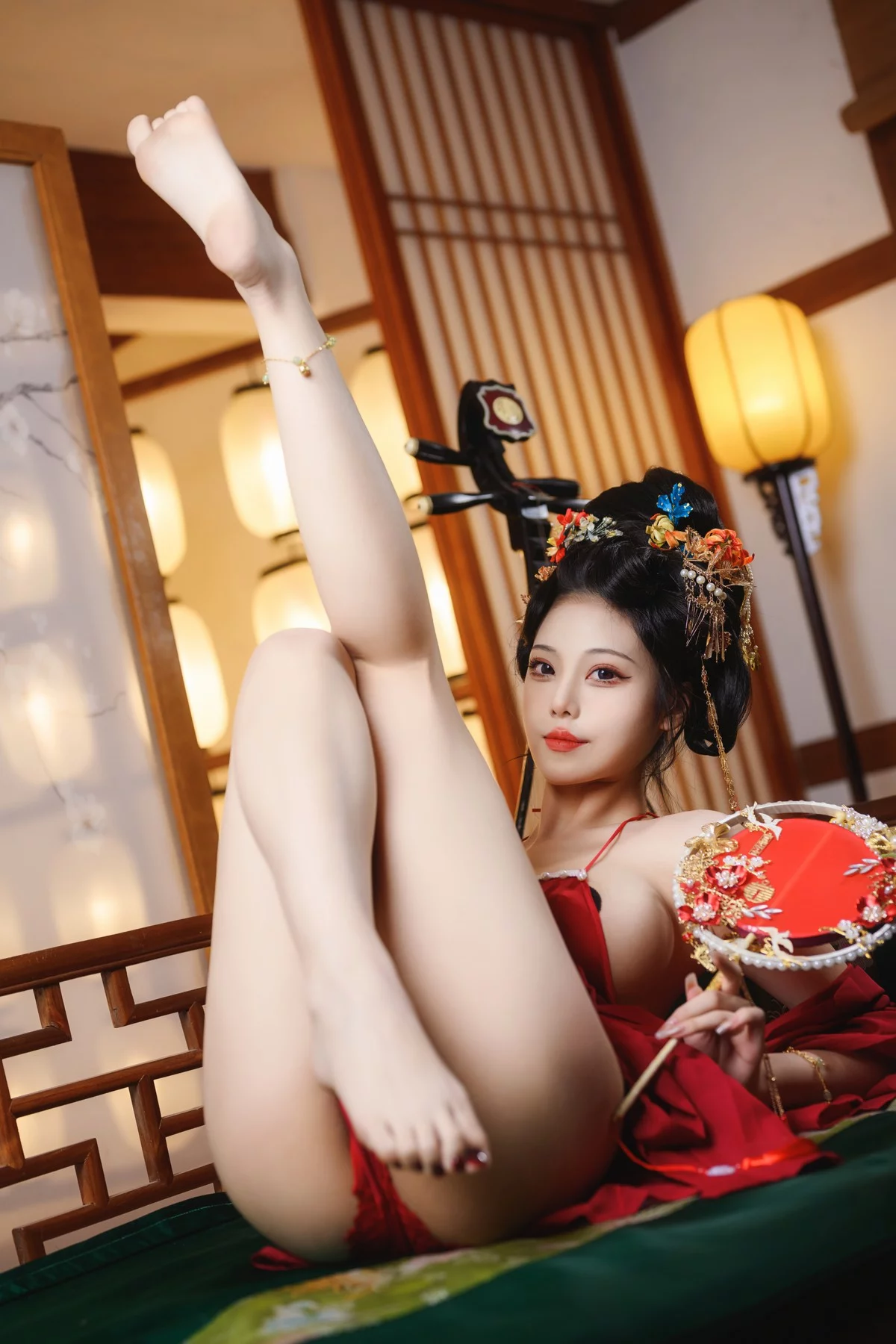 萌系小姐姐蜜汁猫裘唐宫夜宴主题脱红色薄纱露性感布兜秀豪乳遮点诱惑写真61P