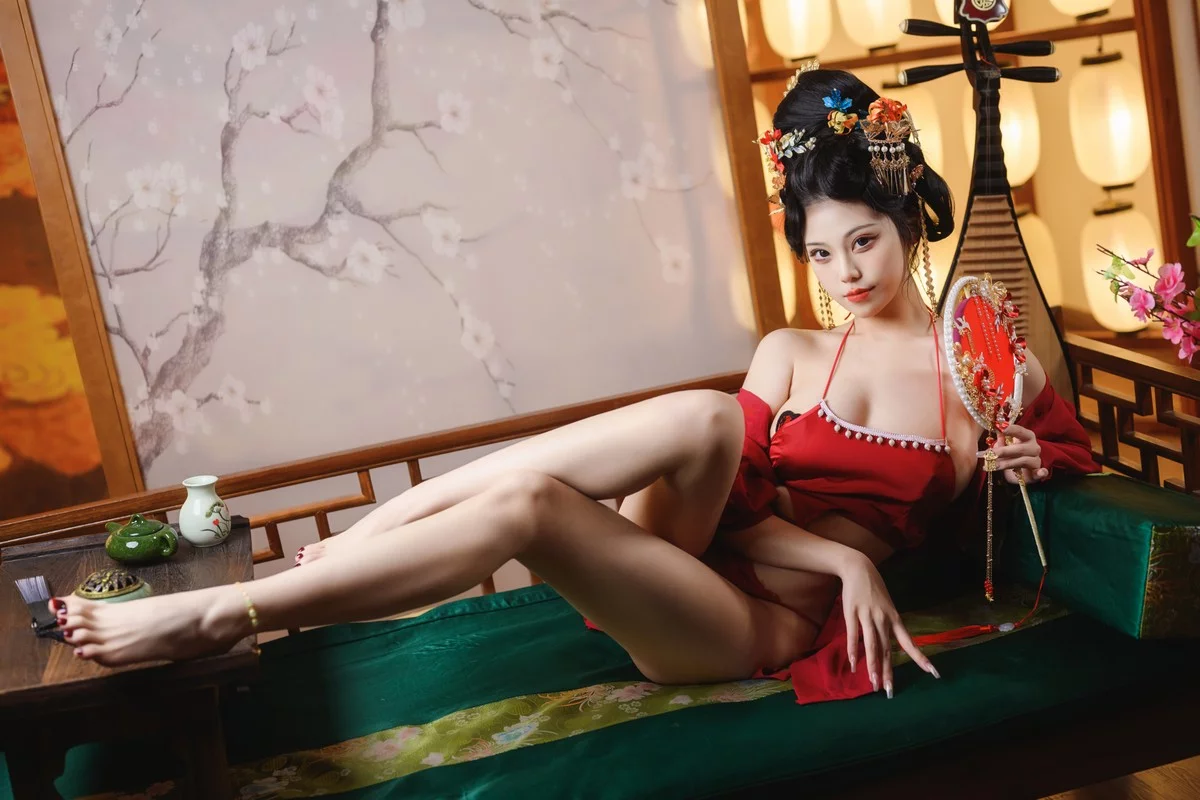 萌系小姐姐蜜汁猫裘唐宫夜宴主题脱红色薄纱露性感布兜秀豪乳遮点诱惑写真61P