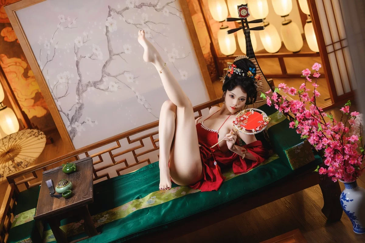萌系小姐姐蜜汁猫裘唐宫夜宴主题脱红色薄纱露性感布兜秀豪乳遮点诱惑写真61P