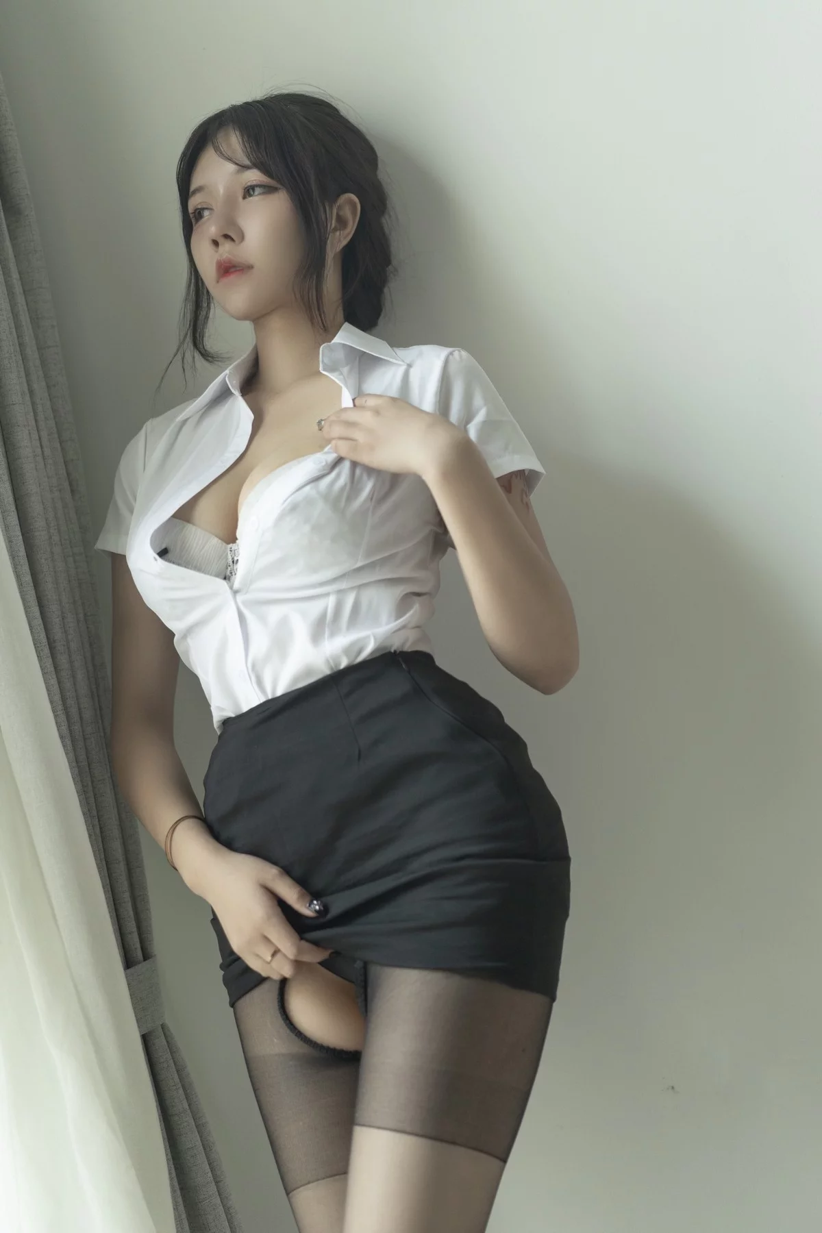 美少女博主阿汐汐W制服主题私房性感白T配黑色短裙露开档黑丝秀翘臀诱惑写真39P