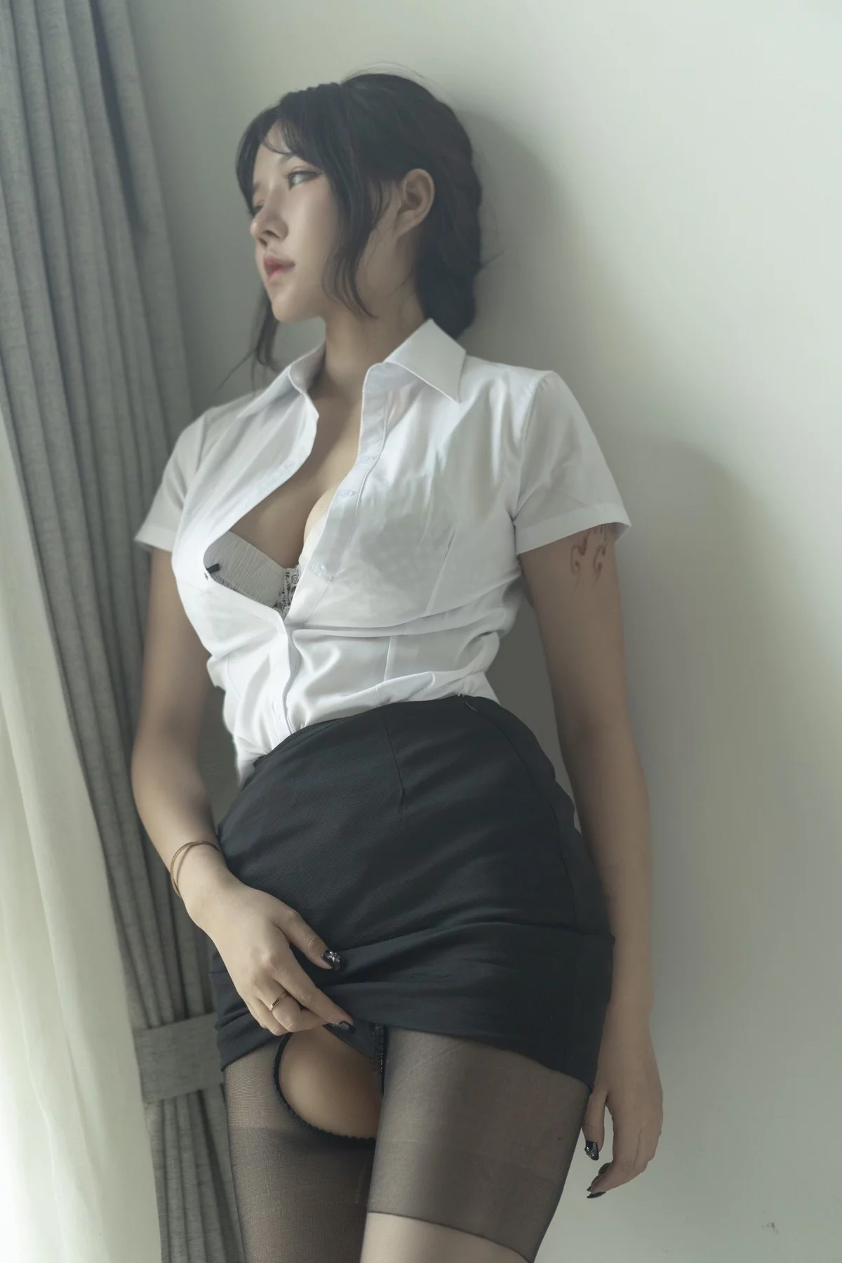 美少女博主阿汐汐W制服主题私房性感白T配黑色短裙露开档黑丝秀翘臀诱惑写真39P