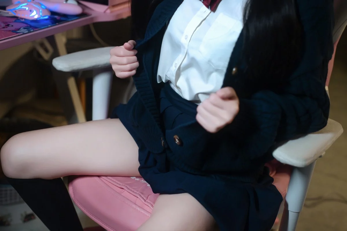 网络美女鹿八岁少女的悸动主题脱性感学生制服露蕾丝内衣秀惹火身材诱惑写真116P