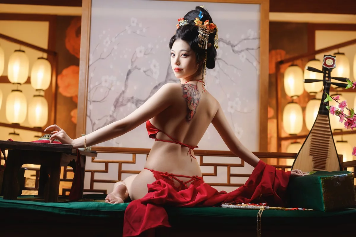 萌系小姐姐蜜汁猫裘唐宫夜宴主题脱红色薄纱露性感布兜秀豪乳遮点诱惑写真61P