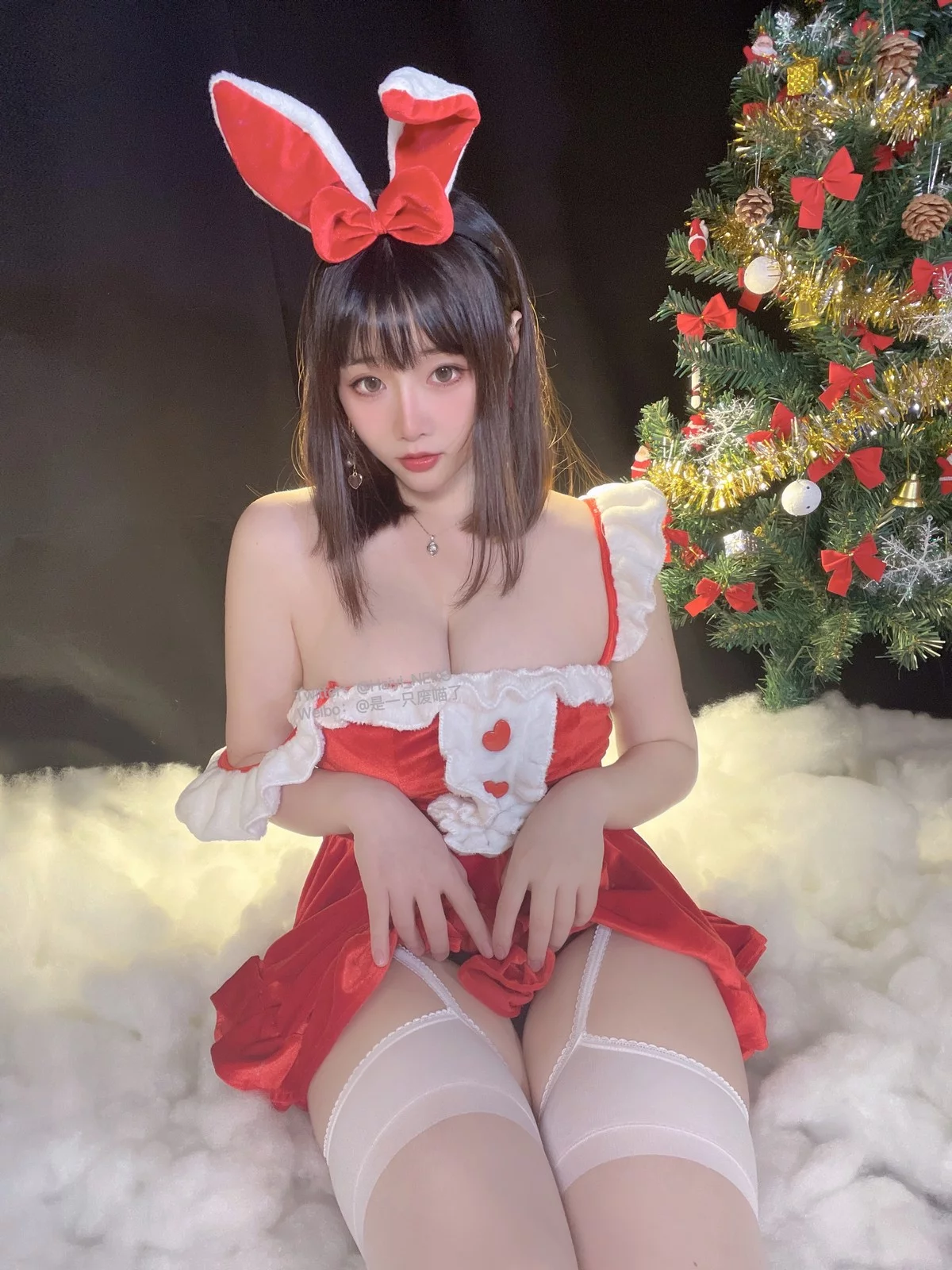 Coser美女是一只废喵了圣诞连衣裙主题性感红色服饰配白丝袜秀丰满身材诱惑写真72P