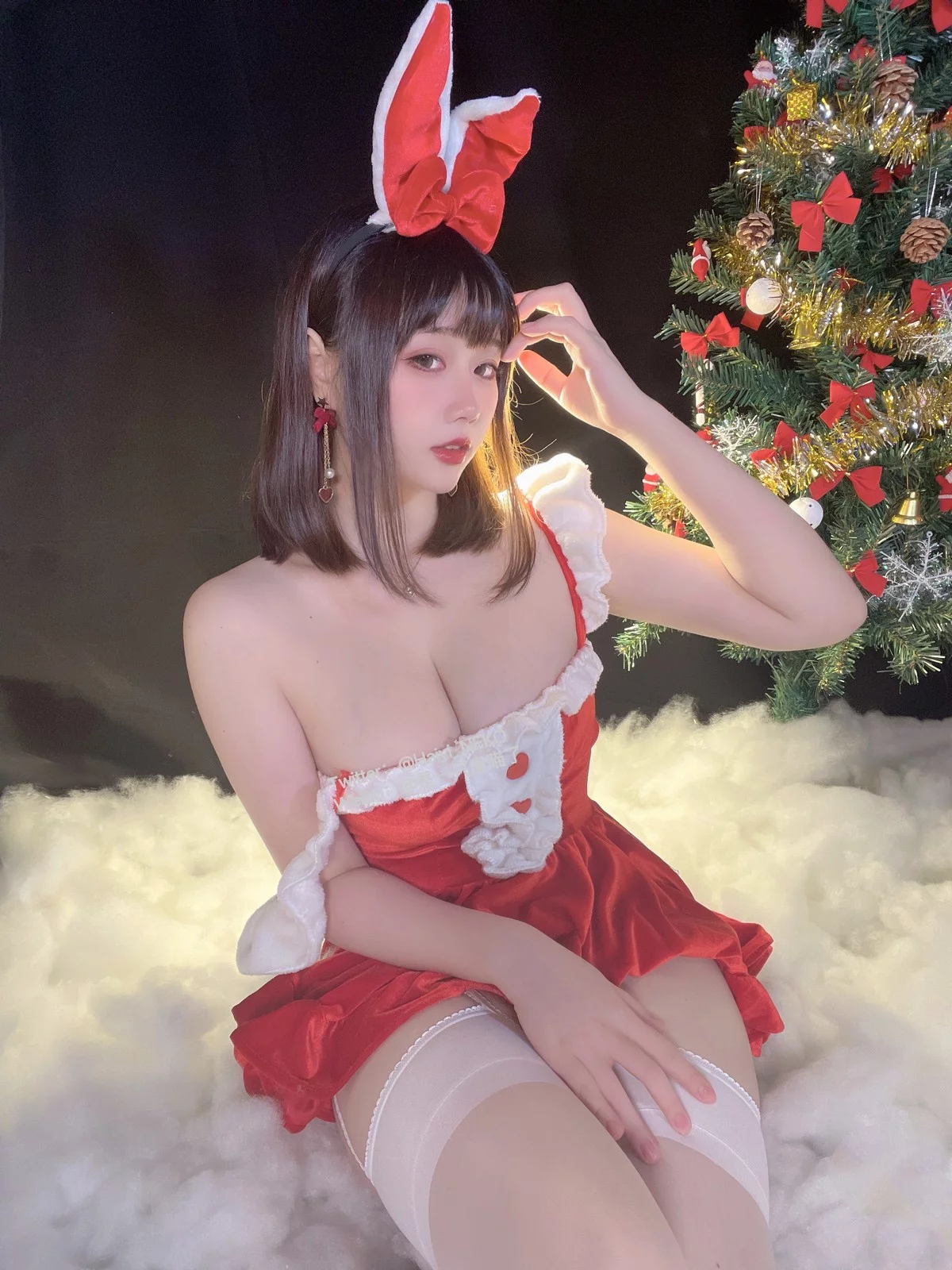 Coser美女是一只废喵了圣诞连衣裙主题性感红色服饰配白丝袜秀丰满身材诱惑写真72P
