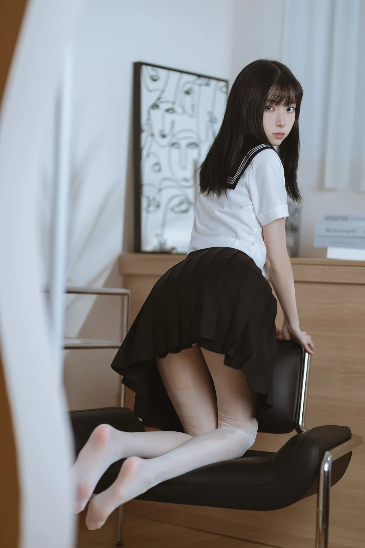 网络美女许岚白丝水手服主题私房性感黑色短裙下超薄白丝袜秀美腿诱惑写真40P