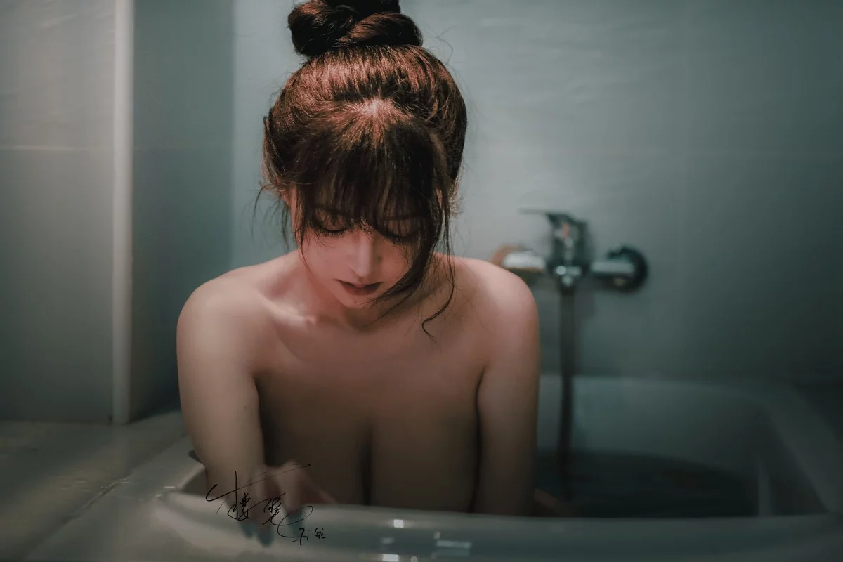 网络红人樱晚GiGi洗不去的故事主题私房浴室玫瑰花瓣浴秀惹火身材诱惑写真27P
