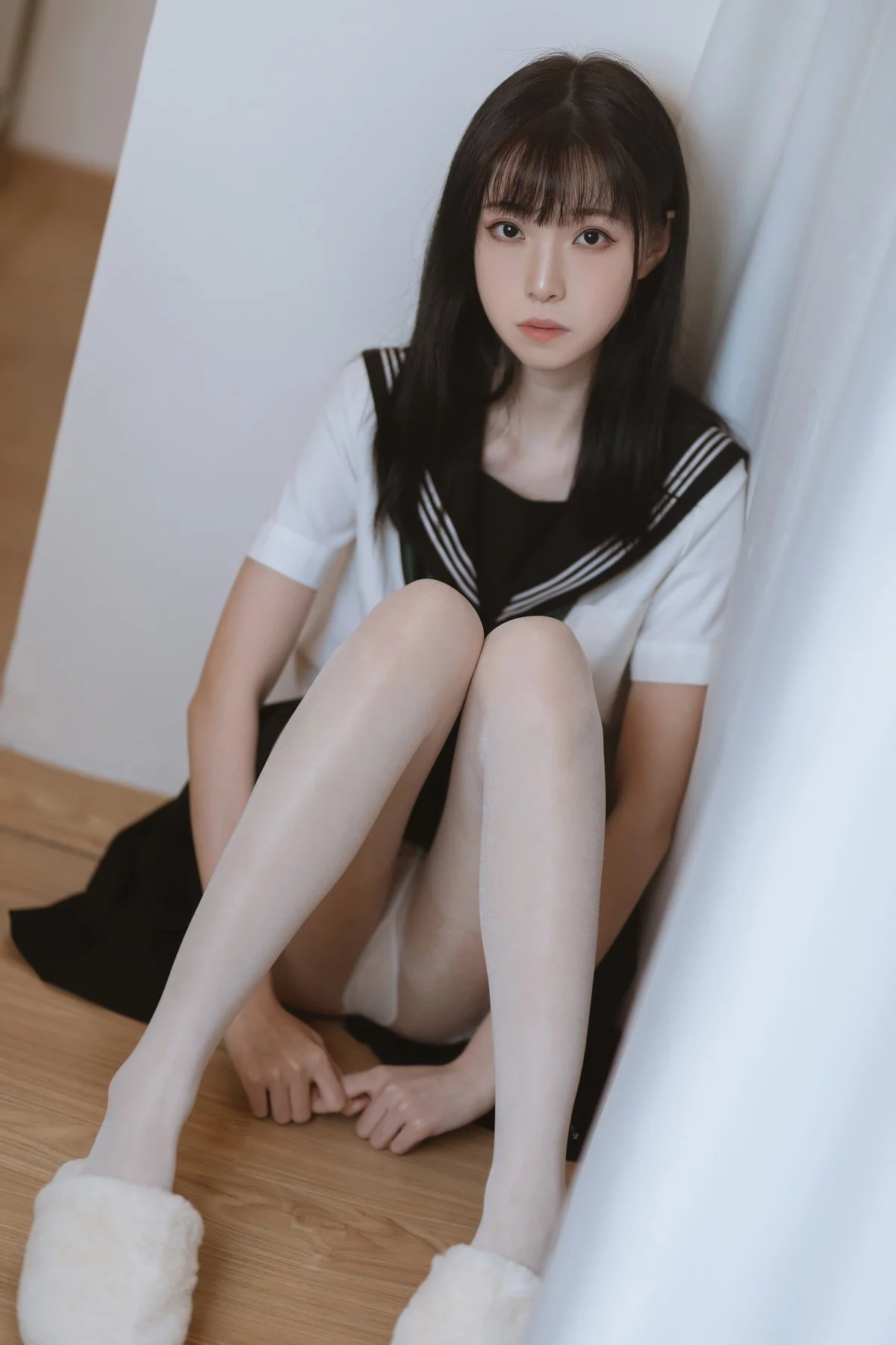 网络美女许岚白丝水手服主题私房性感黑色短裙下超薄白丝袜秀美腿诱惑写真40P