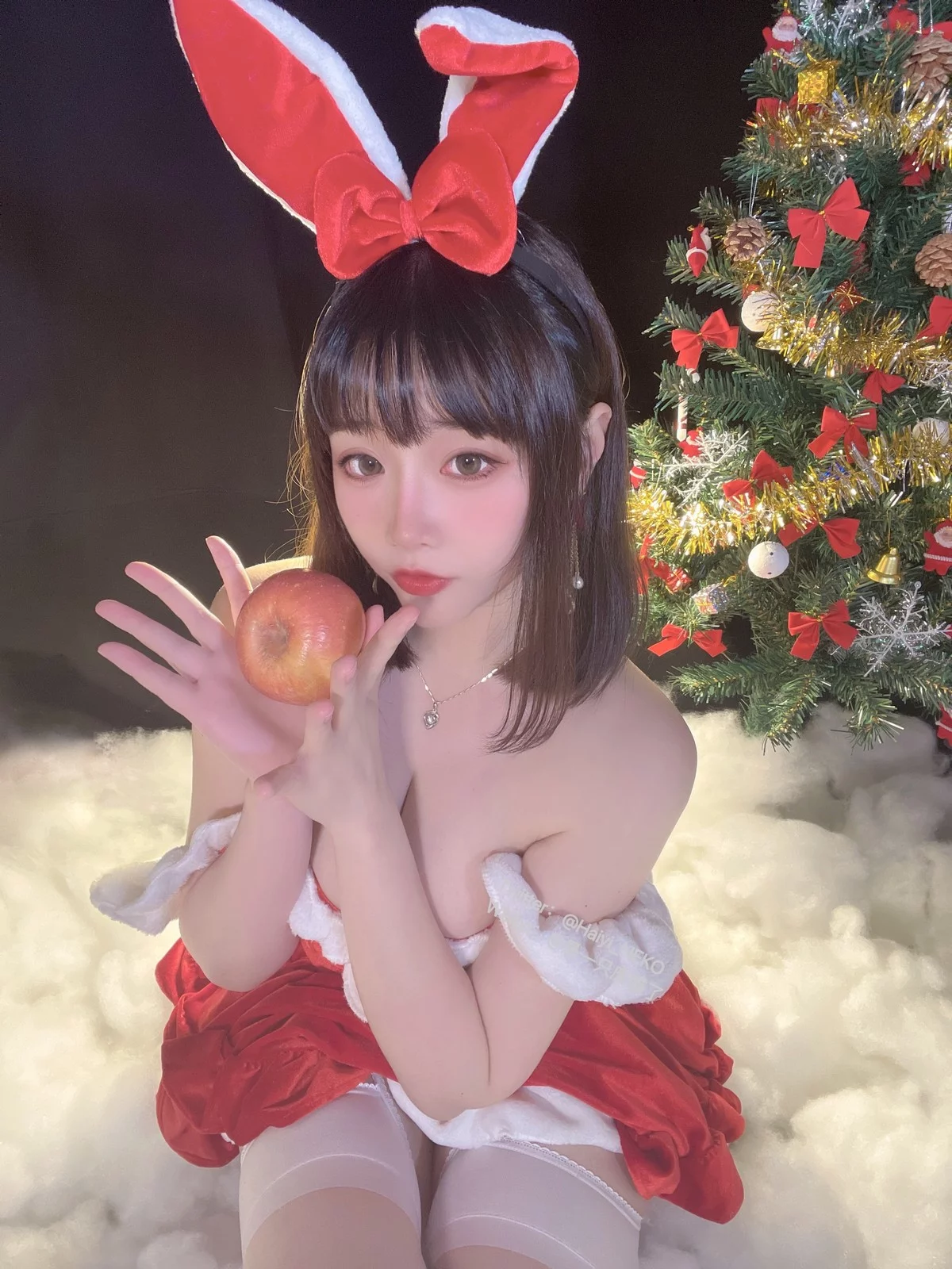 Coser美女是一只废喵了圣诞连衣裙主题性感红色服饰配白丝袜秀丰满身材诱惑写真72P